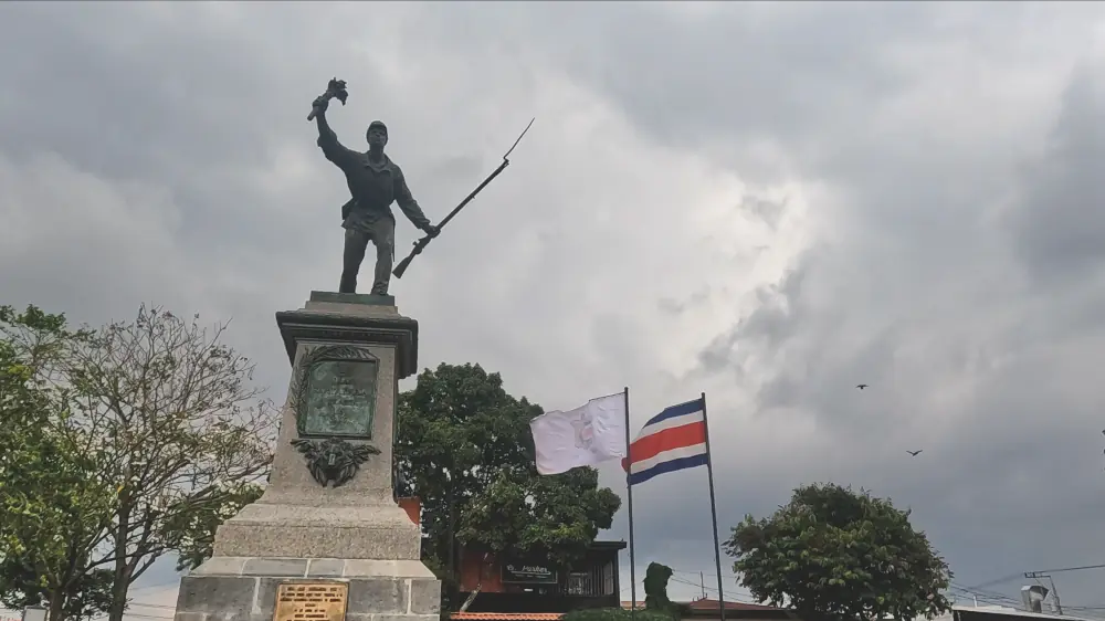 alajuela hero juan santamaria statue