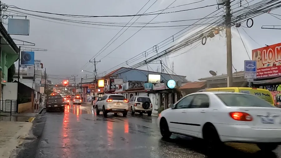 tarde lluviosa en grecia, ciudad cerca del aeropuerto