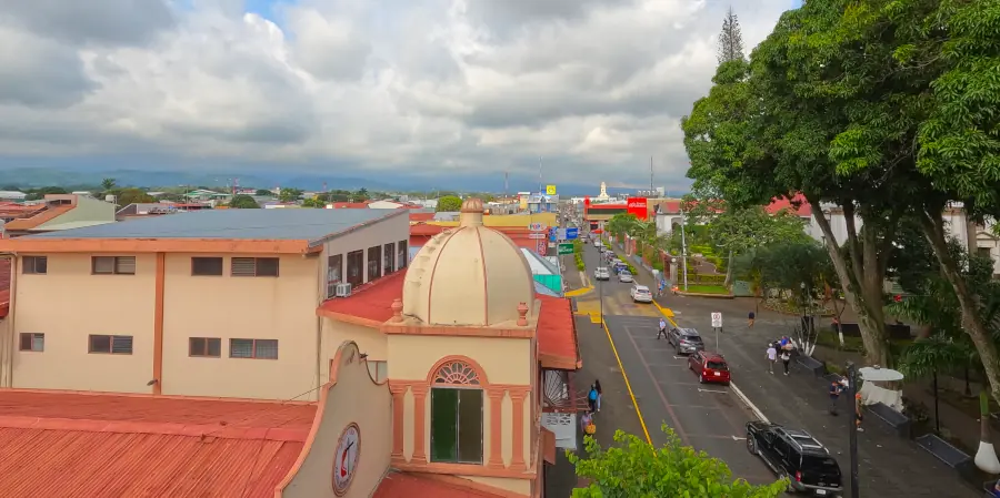 tarde soleada en la ciudad de Alajuela