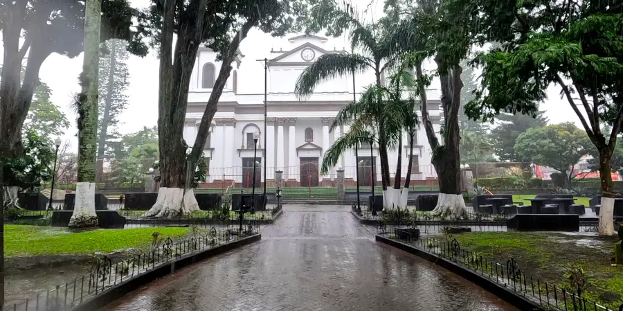 iglesia de alajuela en un día lluvioso