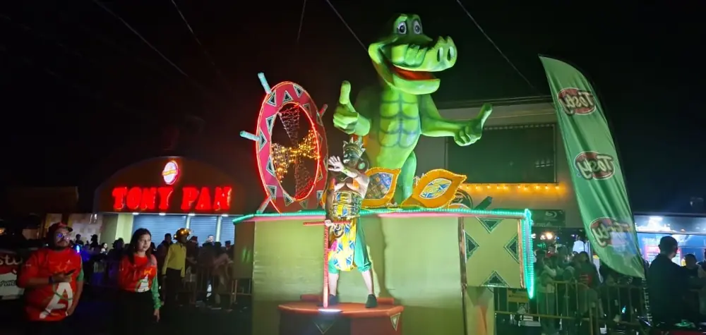 parade of floats and bands in Alajuela